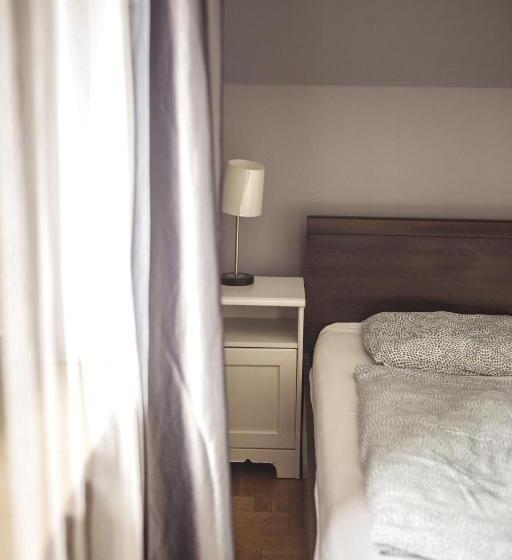 4 Couples & 4 Friends Hostel