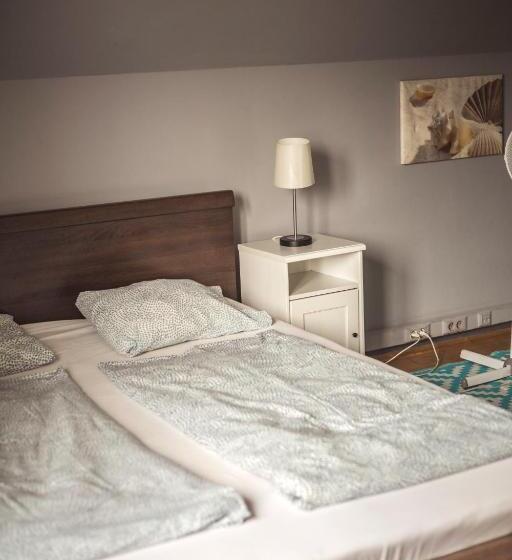 4 Couples & 4 Friends Hostel