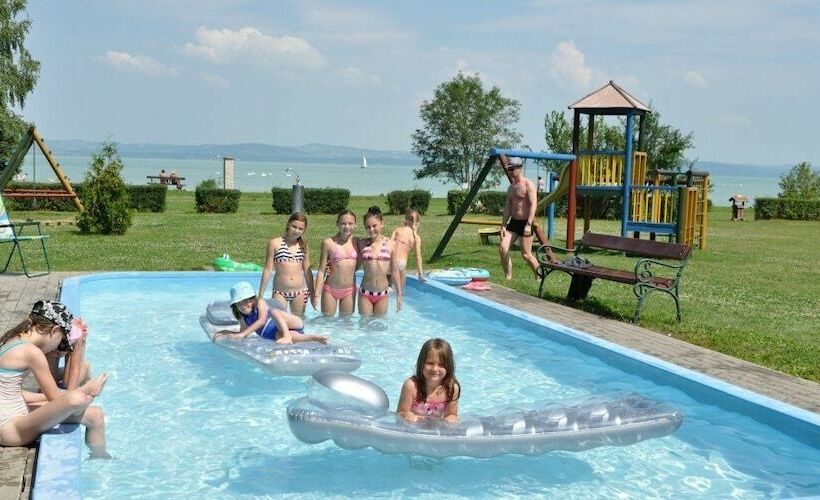 호텔 Balatontourist Vadvirág Kemping
