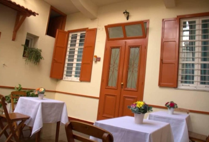 هتل Medieval Rose Guest House
