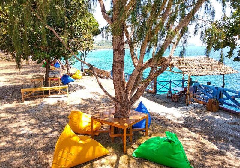 בית מלון כפרי Nirwana Buton Villa