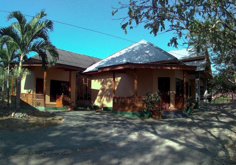 בית מלון כפרי Nirwana Buton Villa