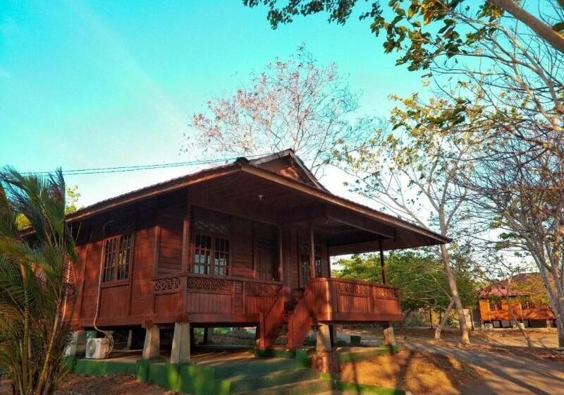 בית מלון כפרי Nirwana Buton Villa