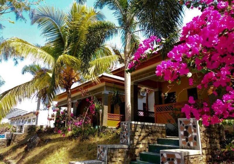 בית מלון כפרי Nirwana Buton Villa