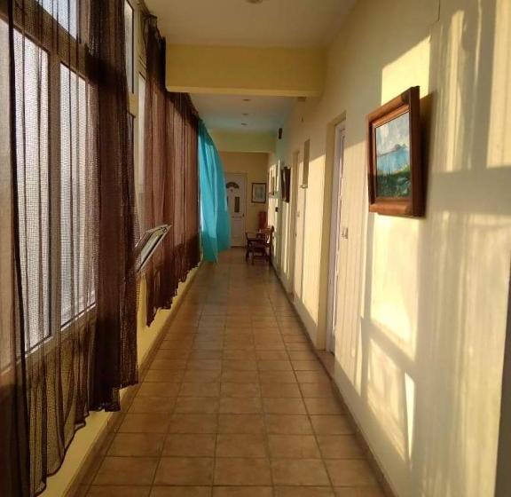 فندق The Village