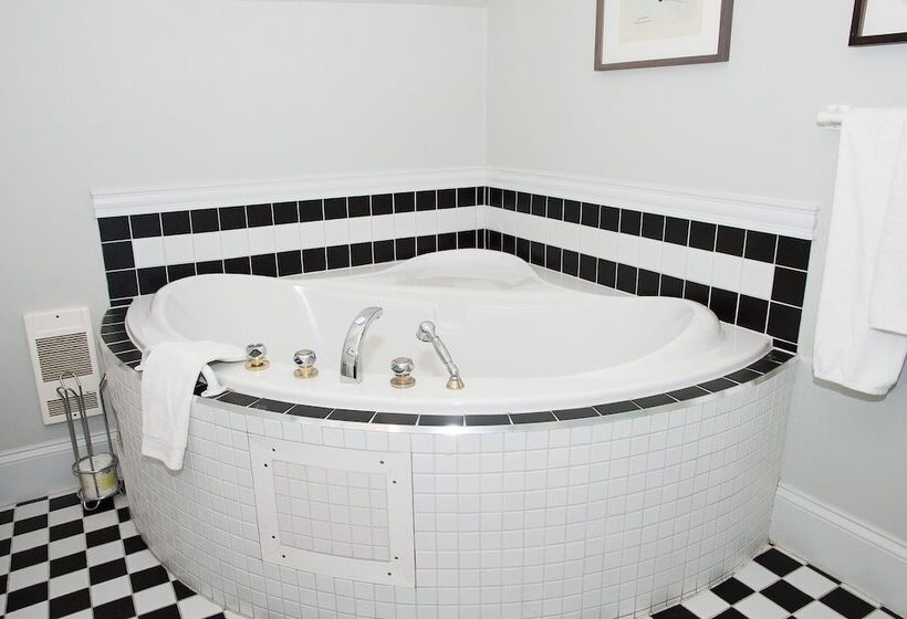 Salt Shaker Deli & Inn