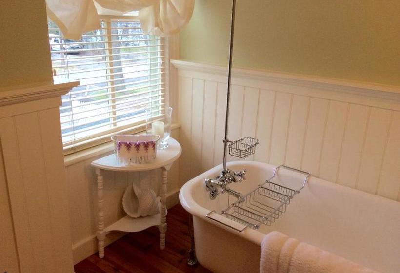 Scarlet Tunic Bed And Breakfast