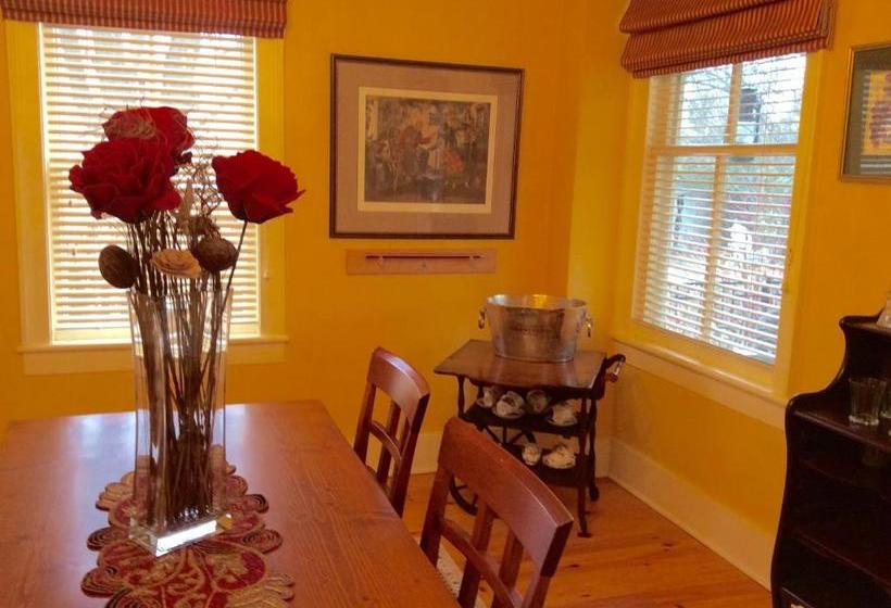 Scarlet Tunic Bed And Breakfast