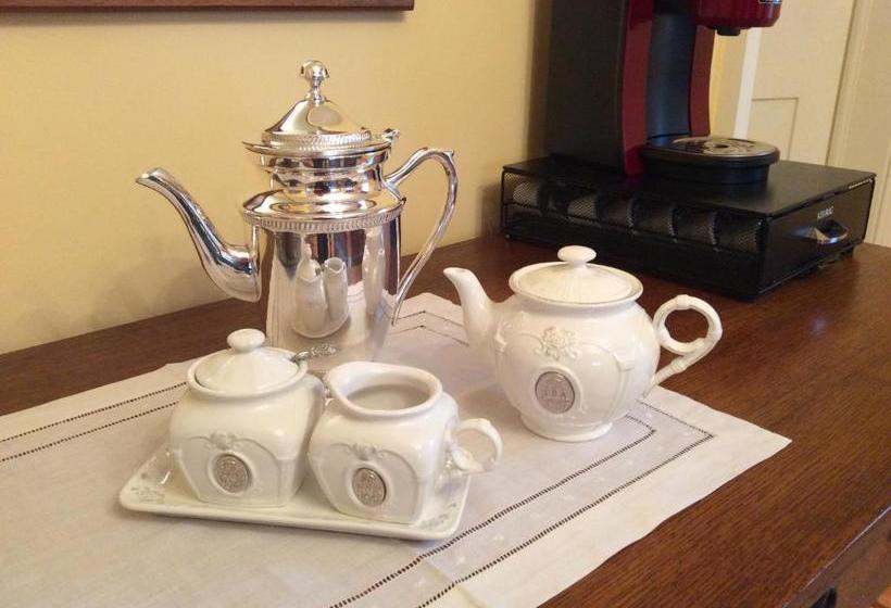 Scarlet Tunic Bed And Breakfast