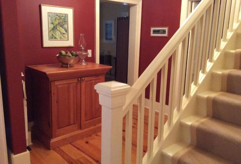 Scarlet Tunic Bed And Breakfast