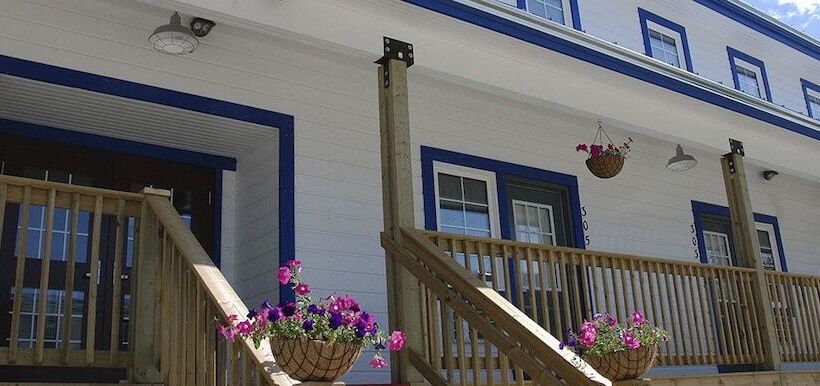 Triple J Hotel & Cabins