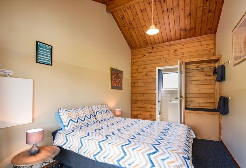 Общежитие Bay Of Islands Lodge