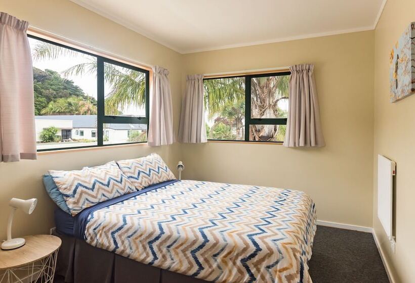 Общежитие Bay Of Islands Lodge