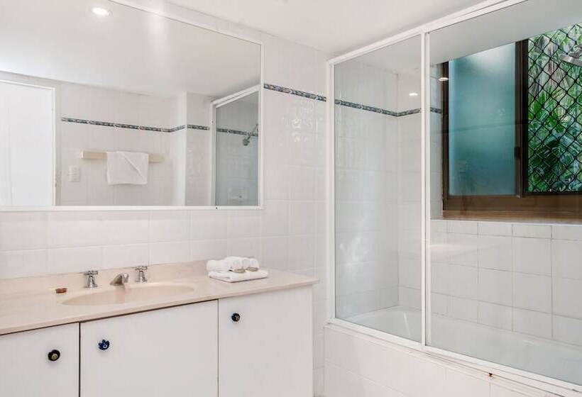 Bayview Beachfront Apartments, In Town Right On The Beach