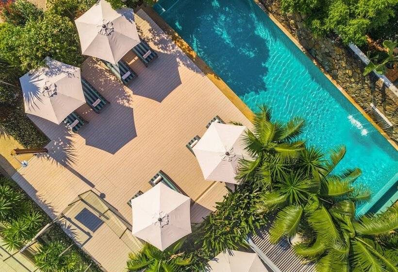 Bayview Beachfront Apartments, In Town Right On The Beach