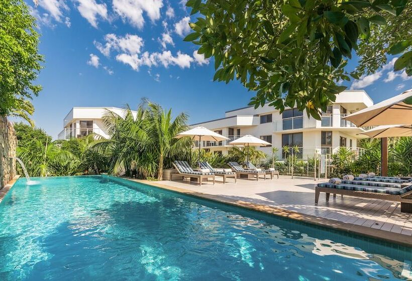 Bayview Beachfront Apartments, In Town Right On The Beach