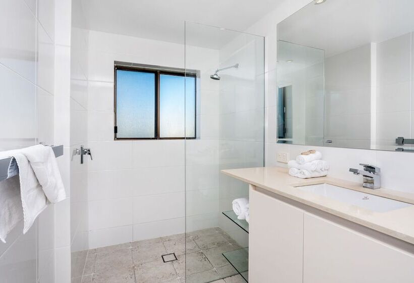 Bayview Beachfront Apartments, In Town Right On The Beach