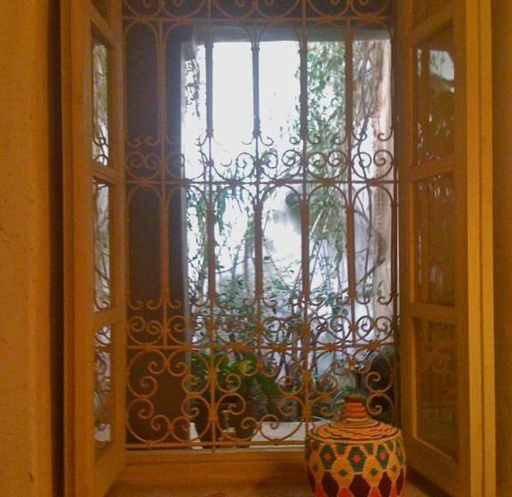 تختخواب و صبحانه Dar Zahia