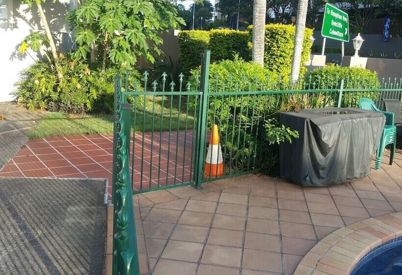 Hampton Court Apartments