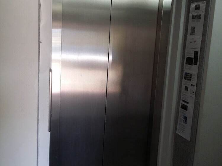 Hampton Court Apartments