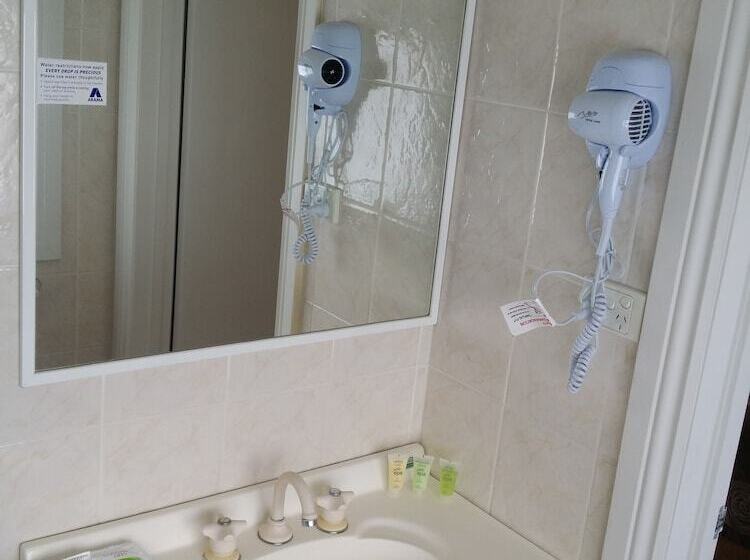 Hampton Court Apartments