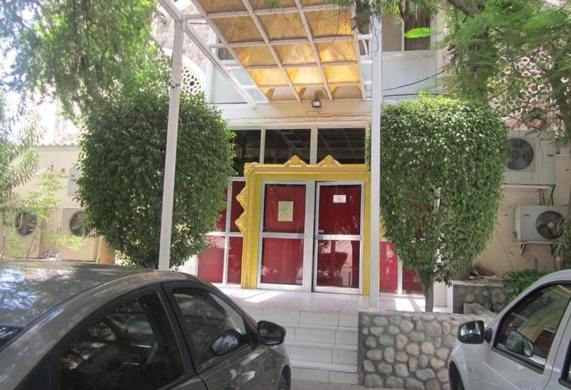 فندق Qurum Beach