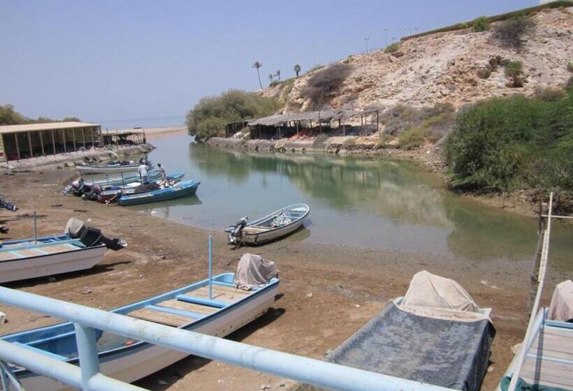 فندق Qurum Beach