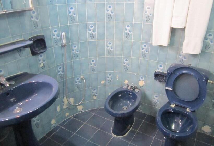 فندق Qurum Beach