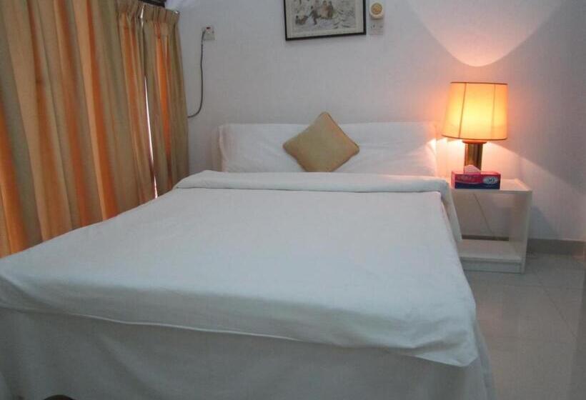 فندق Qurum Beach