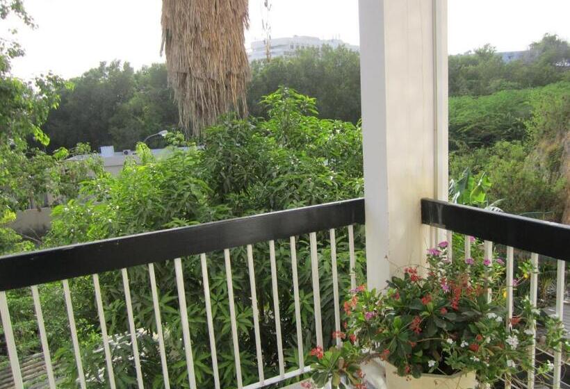 فندق Qurum Beach