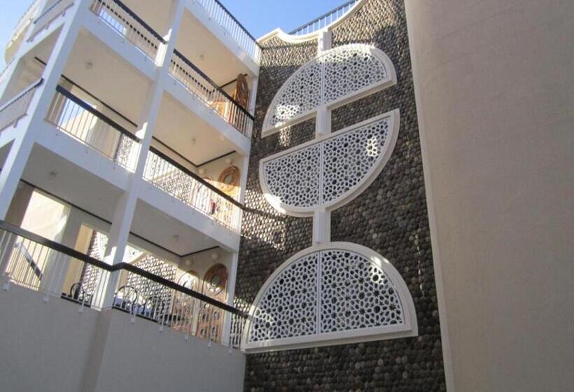 فندق Qurum Beach