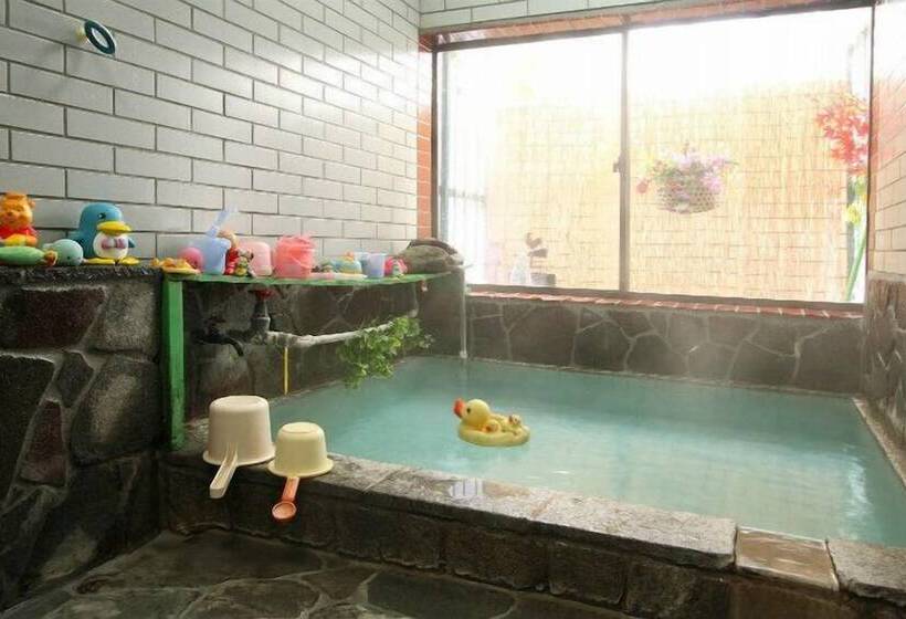 ریوکان Kusatsuonsen Pension Mitomo