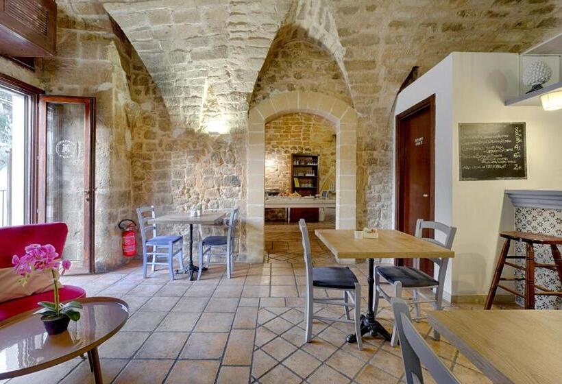 פונדק Itria Palace