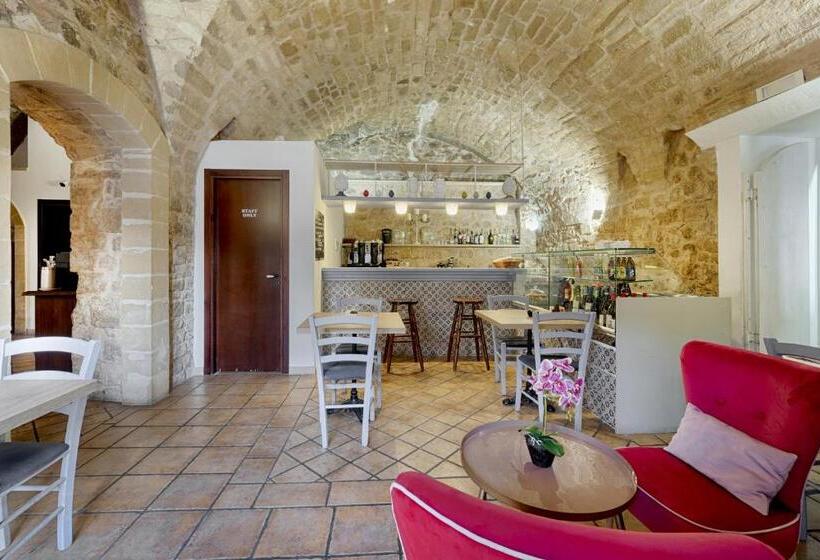 פונדק Itria Palace