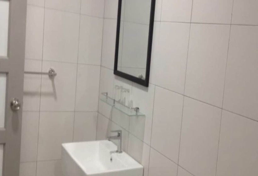 בית מלון כפרי Carlton Inn Bukit Ubi