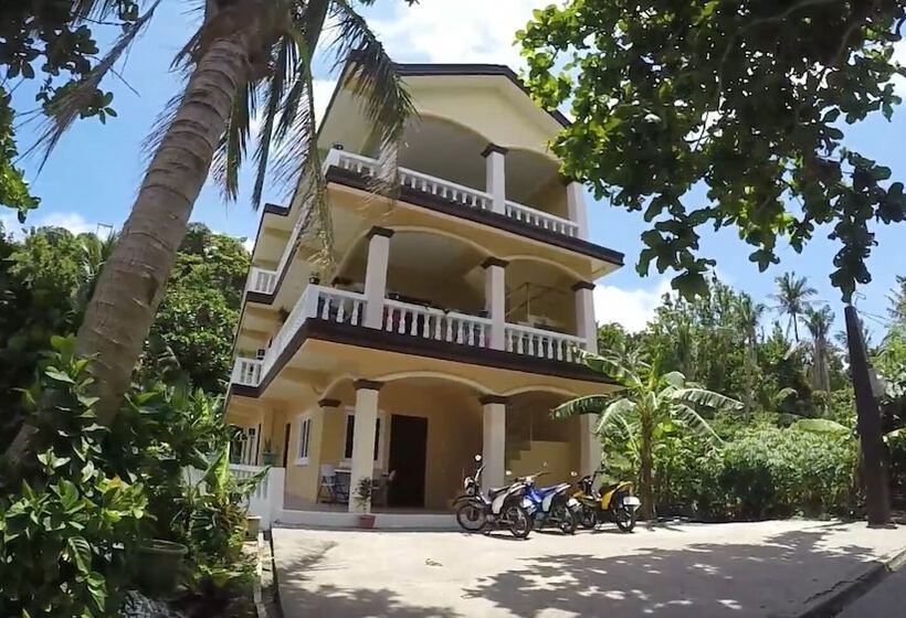 בית מלון כפרי Dive Batanes Lodge And Restaurant