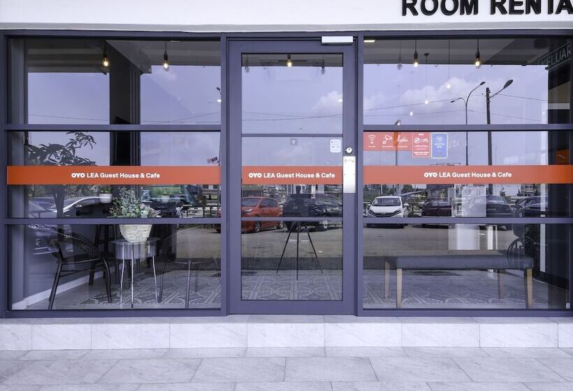 Отель Lea Guest House & Cafe Lukut