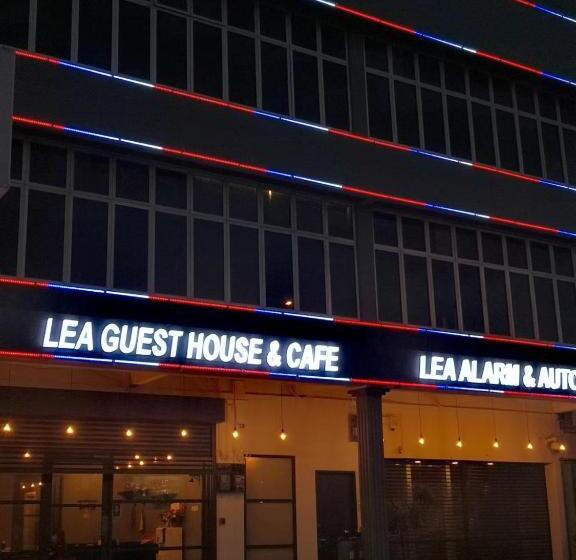 Отель Lea Guest House & Cafe Lukut