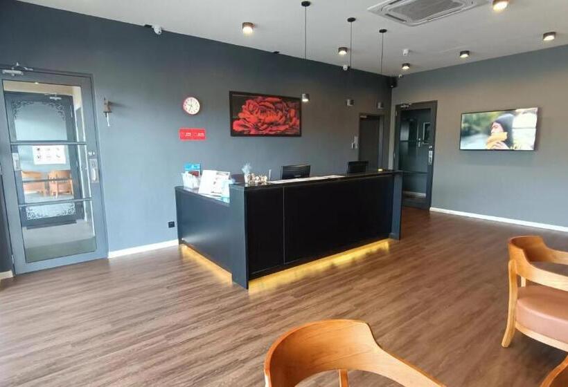 Отель Lea Guest House & Cafe Lukut