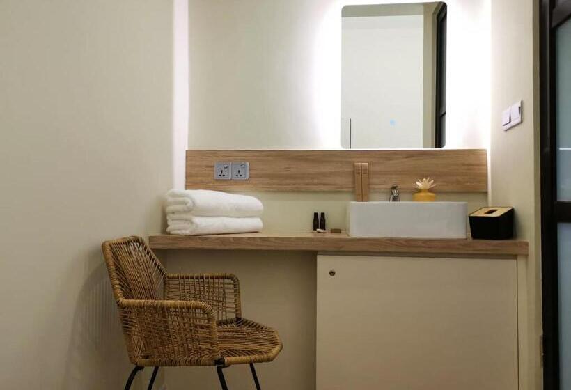 هتل Oikos Poshtel