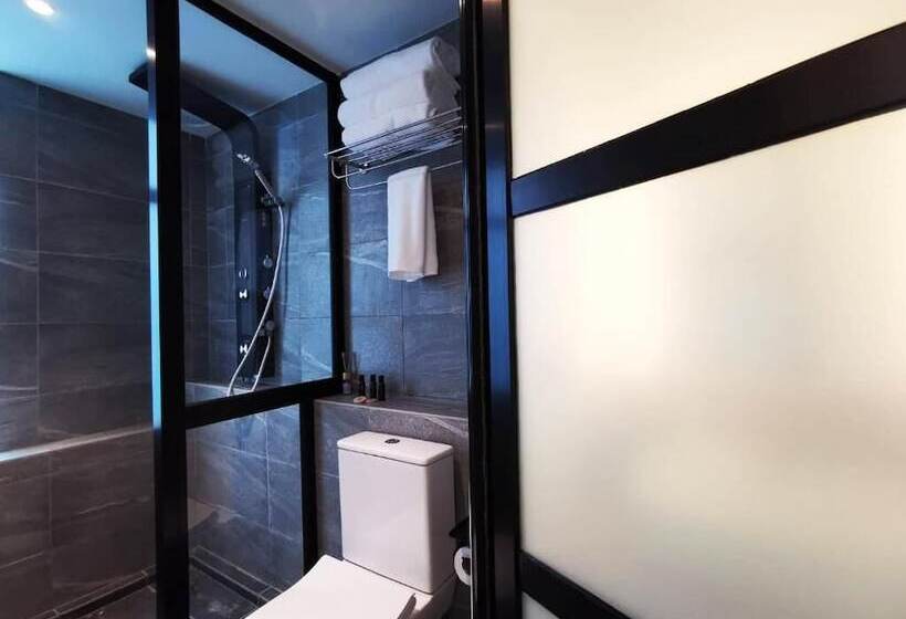 هتل Oikos Poshtel