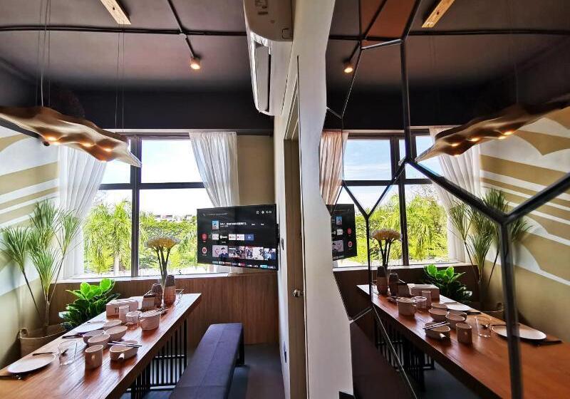 هتل Oikos Poshtel