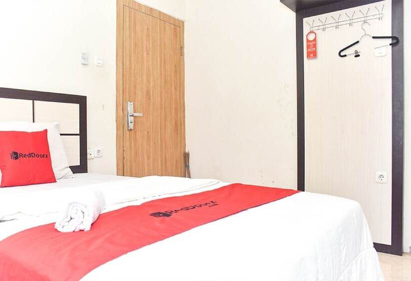 ホテル Reddoorz Near Universitas Muhammadiyah Makassar