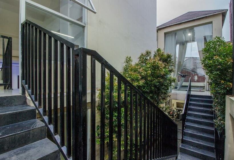 酒店 Reddoorz Premium @ Ampera Raya 2