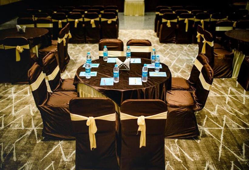 هتل Ten Square, India