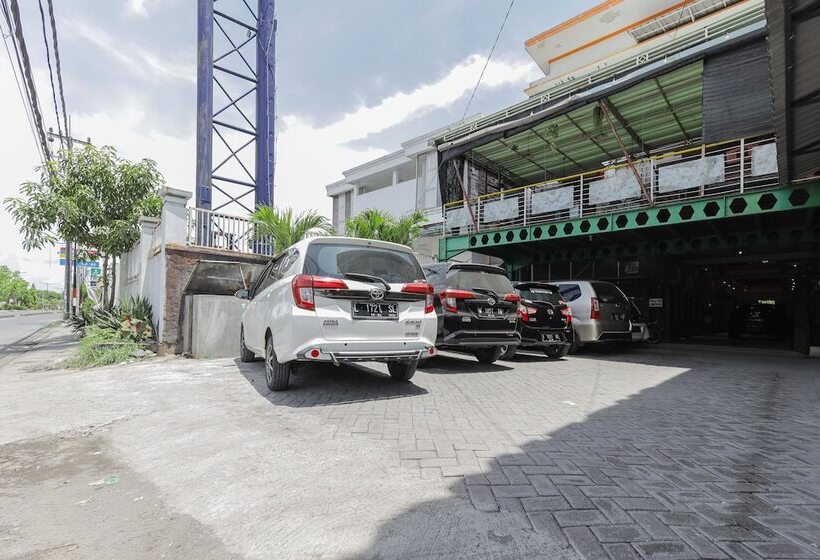 פנסיון Reddoorz Near Juanda International Airport 2