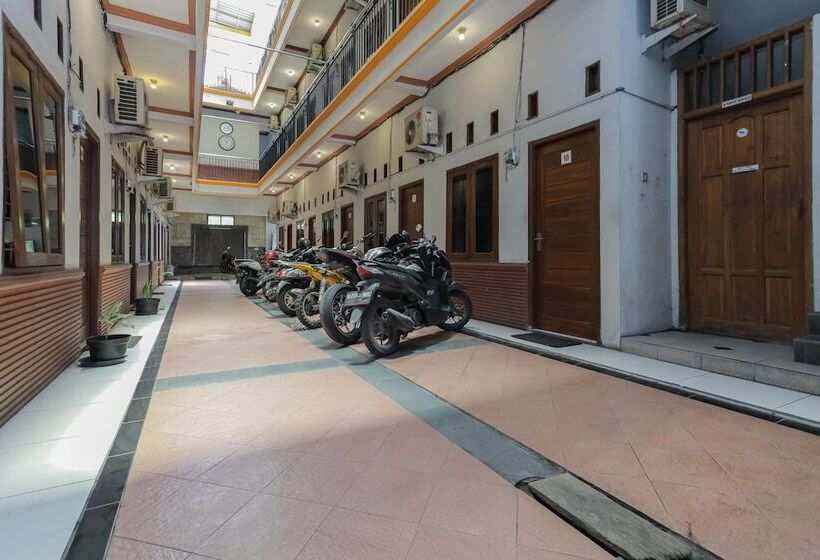 פנסיון Reddoorz Near Juanda International Airport 2