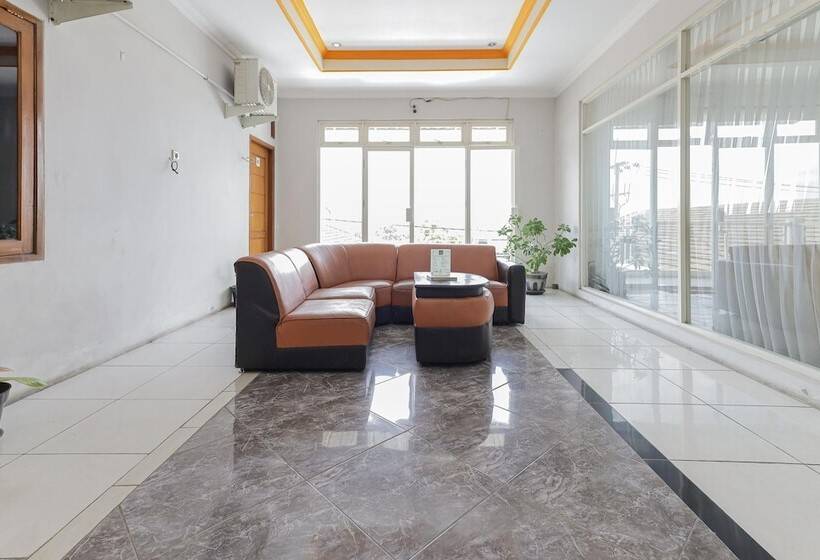 פנסיון Reddoorz Near Juanda International Airport 2