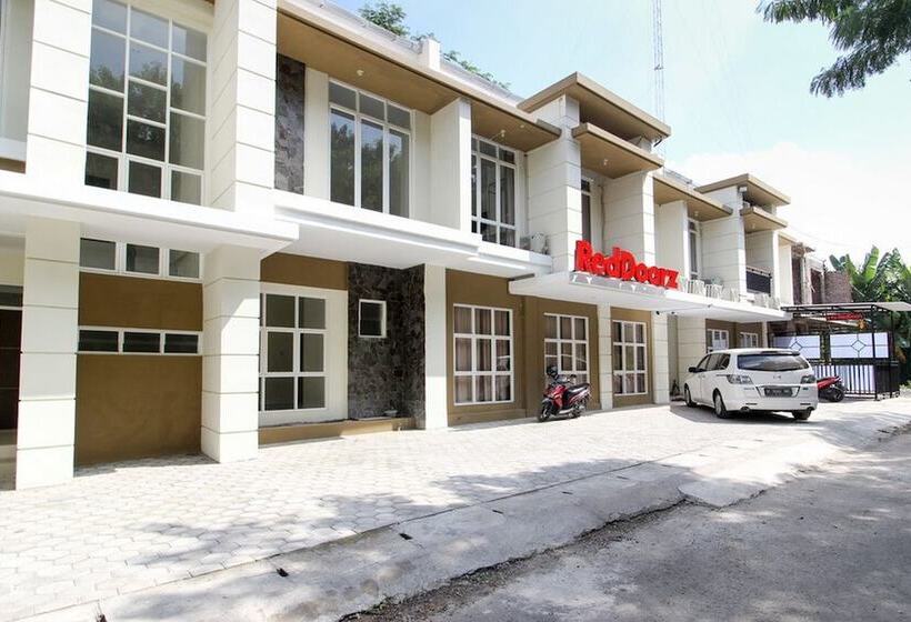Пансион Reddoorz Near Jogja City Mall 3