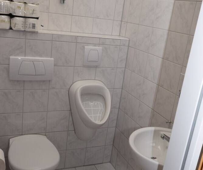 호스텔 Messezimmer Ab Apartments